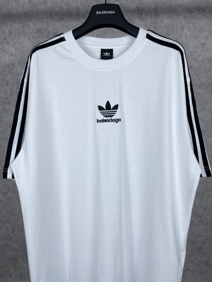 【話題商品！】 balenciagaxAdidas クローバースリーストライプロゴ刺繍半袖Tシャツ