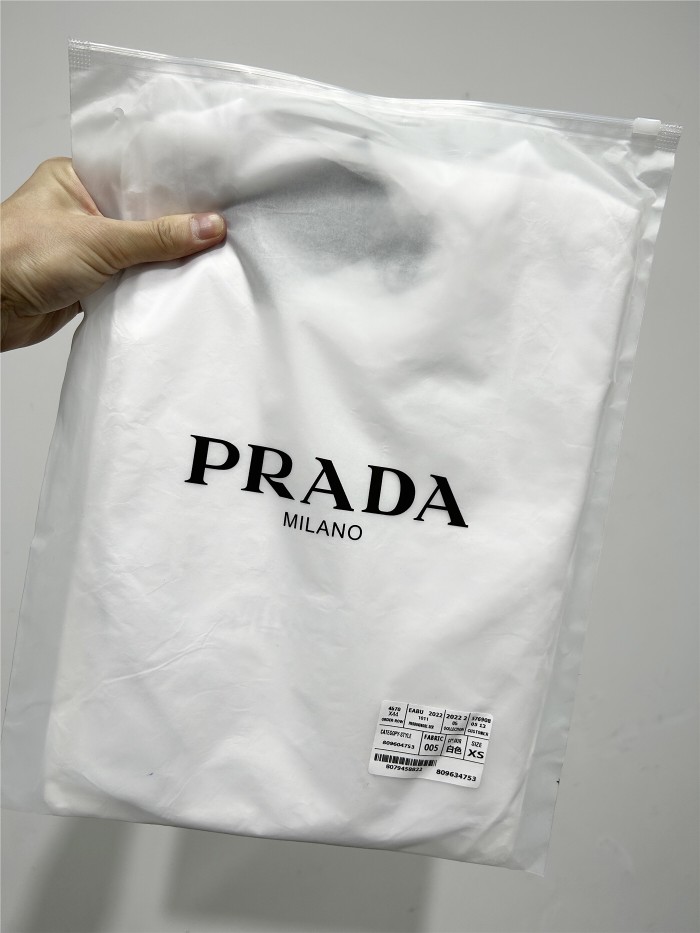 新作 プラダ 激安通販 男女同型トリコロール立体エンボス半袖Tシャツ
