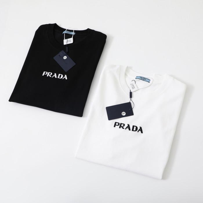 大人気 プラダ スーパーコピー シンプル刺繍ロゴ半袖Tシャツ2色
