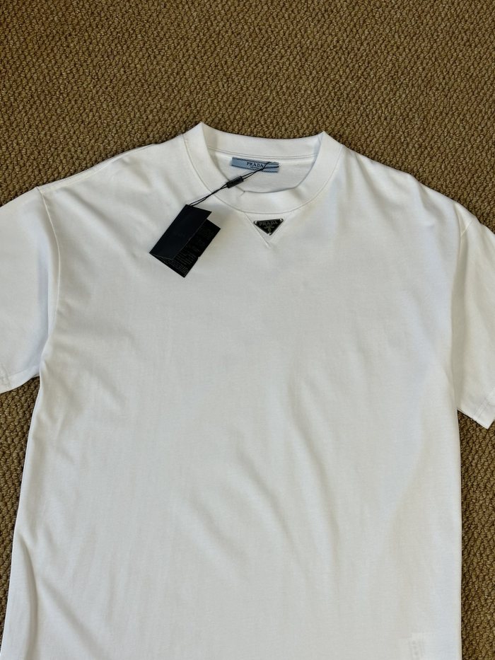 大人気 プラダ 激安偽物 2024春夏新作ネックトリコロールロゴ丸首Tシャツ2色