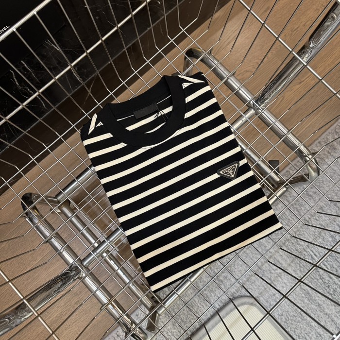 高品質 プラダ 激安偽物 2024春夏新作三角ロゴアルファベットストライプデザイン半袖Tシャツ
