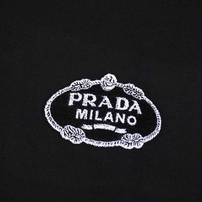 超奇跡の入荷☆ プラダ 偽物通販 2024 SS春夏新作胸元ロゴ歯ブラシ刺繍ラウンドネック半袖Tシャツ
