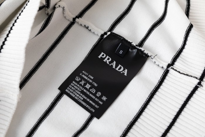 超話題! プラダ 偽物通販 ストライプ定番ロゴストライプ半袖Tシャツ