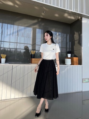 稀少 プラダ コピー 24 ss新作セットTシャツレーススカートセット2色