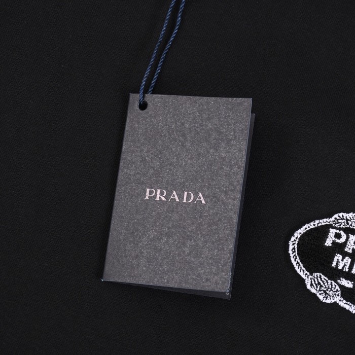 超奇跡の入荷☆ プラダ 偽物通販 2024 SS春夏新作胸元ロゴ歯ブラシ刺繍ラウンドネック半袖Tシャツ