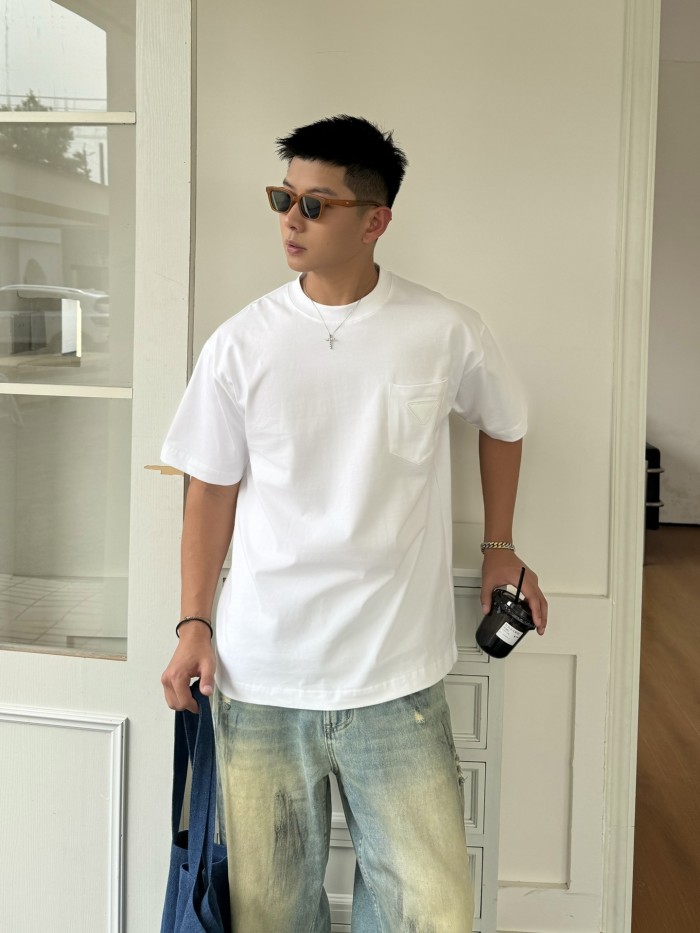 ★超人気 プラダ n級品 の春先の最新限定ポケットレザーロゴ個性的な半袖Tシャツ2色