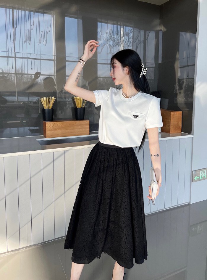稀少 プラダ コピー 24 ss新作セットTシャツレーススカートセット2色