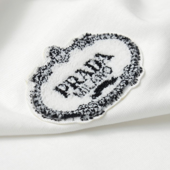 高品質 プラダ 激安偽物 タオル刺繍ロゴ胸ロゴカジュアル丸首半袖Tシャツ