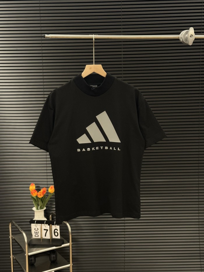 一目惚れ♪ アディダス 偽物通販 夏のプチレッドブック爆着カップルハイネック半袖Tシャツ2色