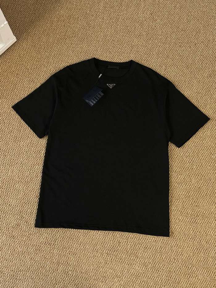 大人気 プラダ 激安偽物 2024春夏新作ネックトリコロールロゴ丸首Tシャツ2色