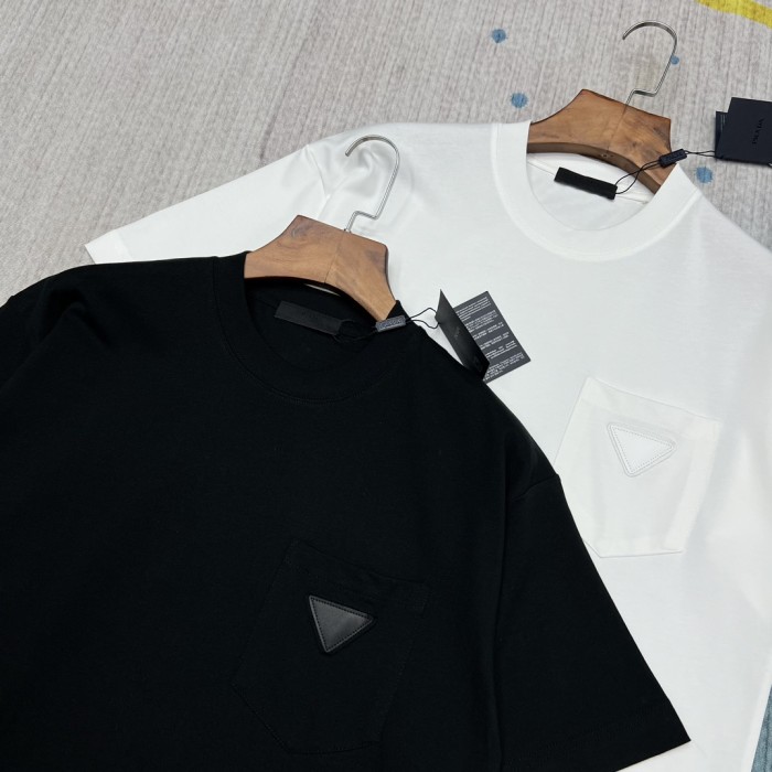 ★超人気 プラダ n級品 の春先の最新限定ポケットレザーロゴ個性的な半袖Tシャツ2色