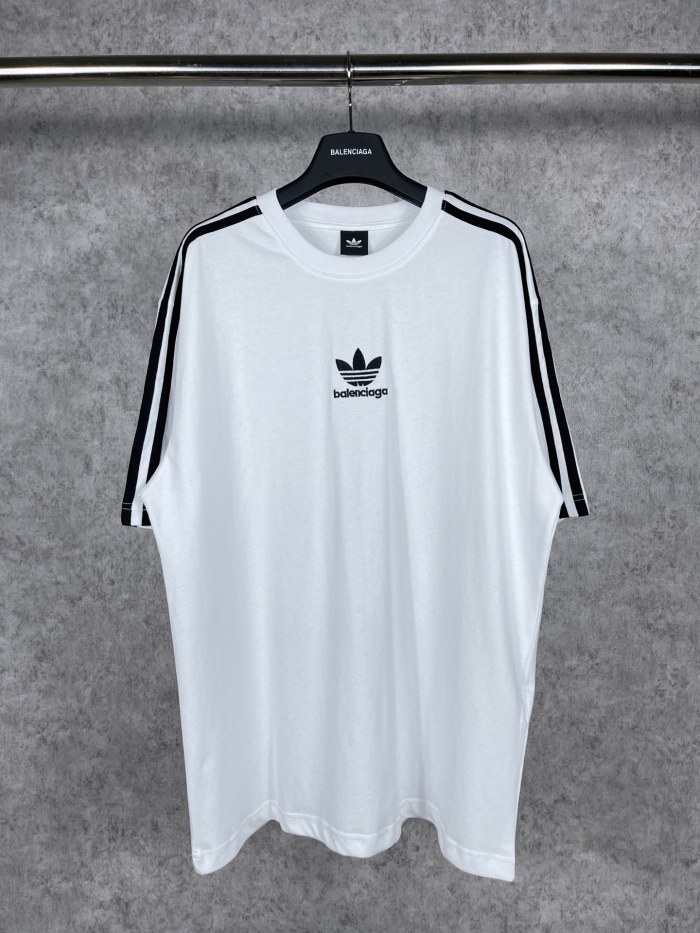 【話題商品！】 balenciagaxAdidas クローバースリーストライプロゴ刺繍半袖Tシャツ