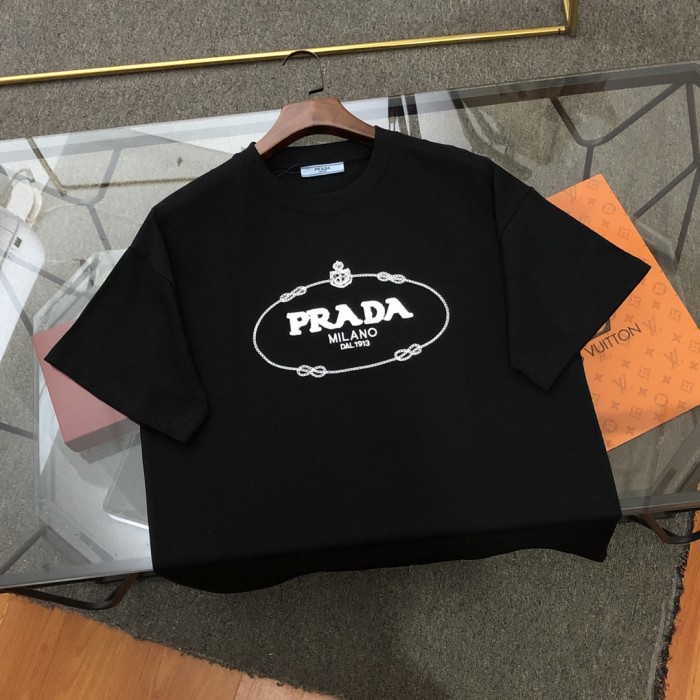 日本未入荷 プラダ コピーおすすめ 2024春夏新作立体タオル刺繍ロゴラウンドネックTシャツ