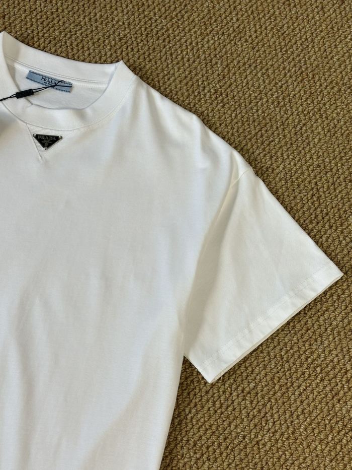 大人気 プラダ 激安偽物 2024春夏新作ネックトリコロールロゴ丸首Tシャツ2色