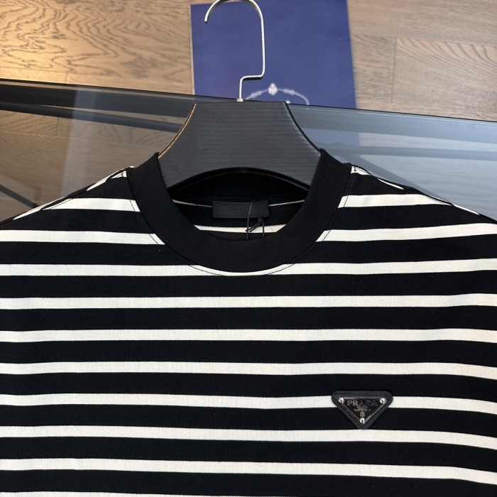 高品質 プラダ 激安偽物 2024春夏新作三角ロゴアルファベットストライプデザイン半袖Tシャツ