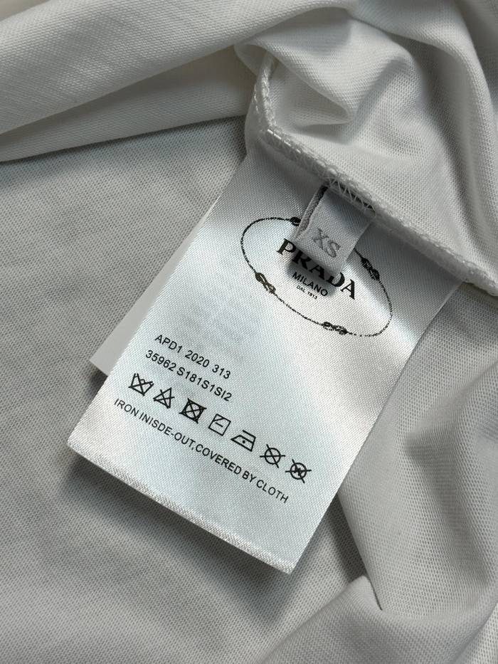 大人気 プラダ 激安偽物 2024春夏新作ネックトリコロールロゴ丸首Tシャツ2色