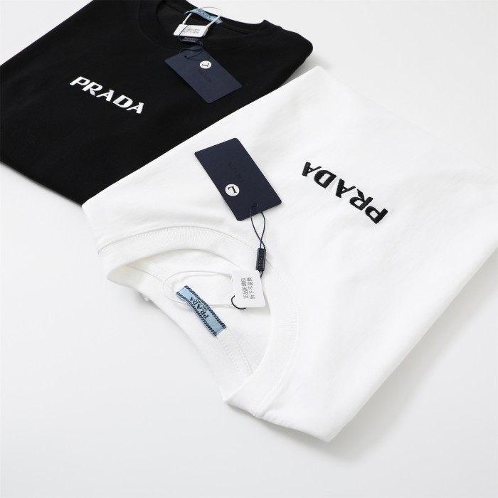 大人気 プラダ スーパーコピー シンプル刺繍ロゴ半袖Tシャツ2色