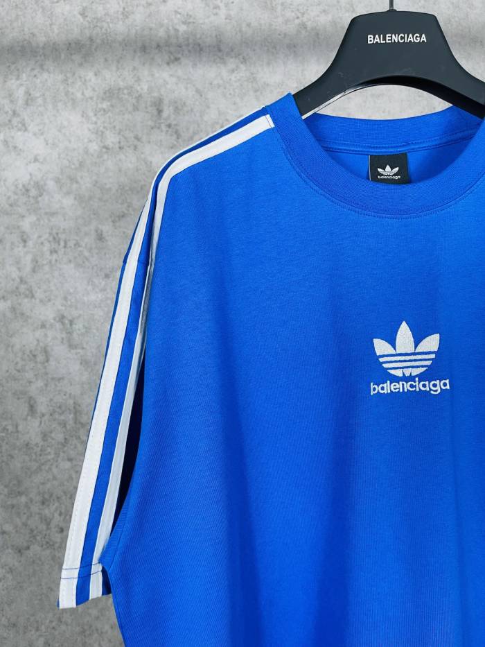 日本未入荷 balenciagaxAdidas クローバースリーストライプロゴ刺繍半袖Tシャツ