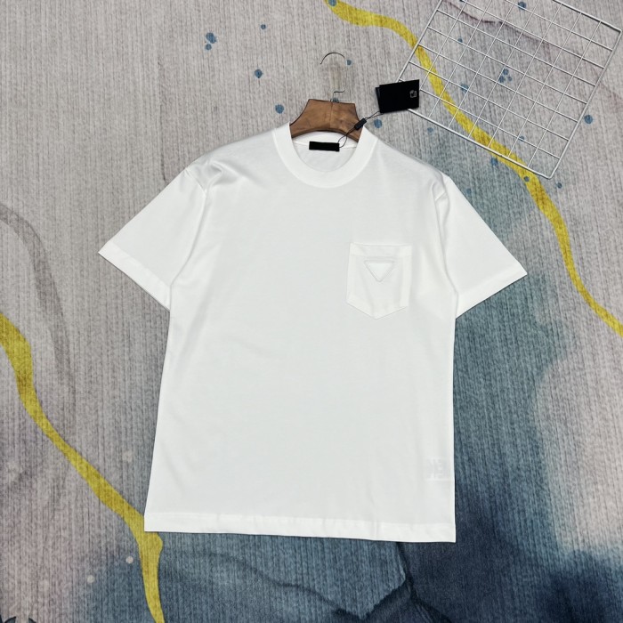 ★超人気 プラダ n級品 の春先の最新限定ポケットレザーロゴ個性的な半袖Tシャツ2色
