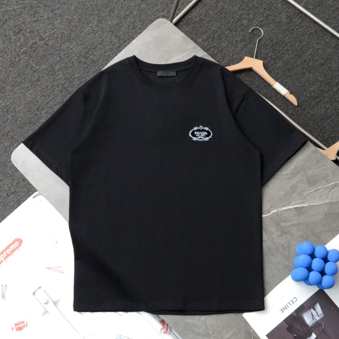 ★超人気 プラダ コピーおすすめ タオル刺繍ロゴ胸ロゴカジュアル丸首半袖Tシャツ