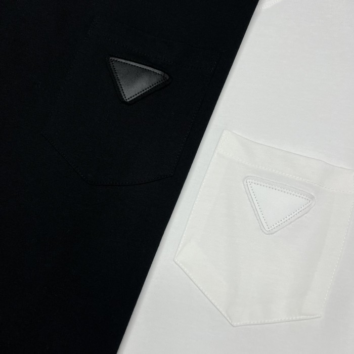 ★超人気 プラダ n級品 の春先の最新限定ポケットレザーロゴ個性的な半袖Tシャツ2色