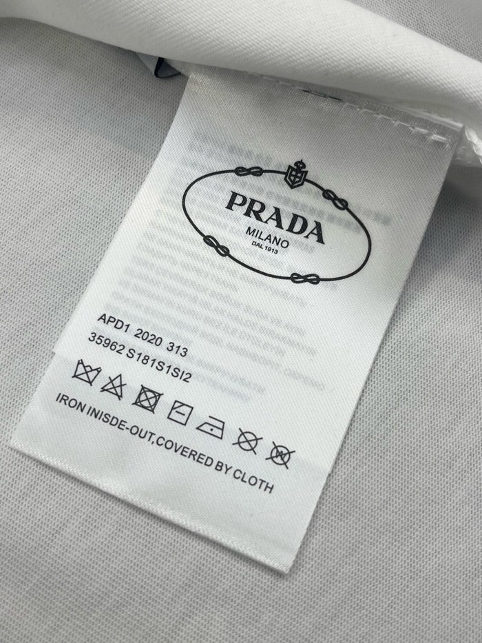 日本未入荷 プラダ コピーおすすめ 2024春夏新作ゴールドロゴ丸首半袖Tシャツ2色