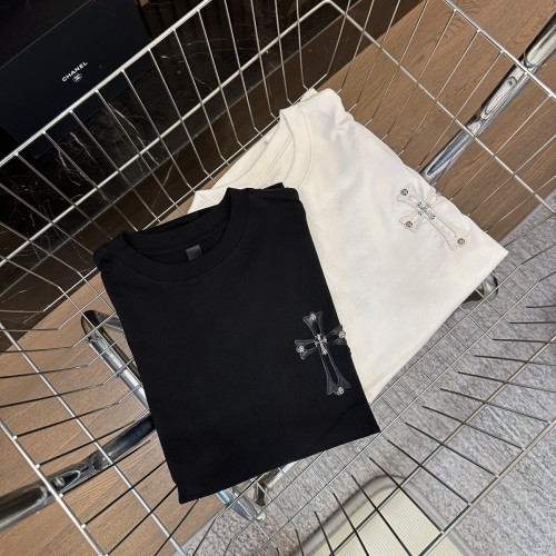 大人気 クロムハーツ 偽物通販 2024新サンスクリットレザーロゴデザイン半袖Tシャツ2色
