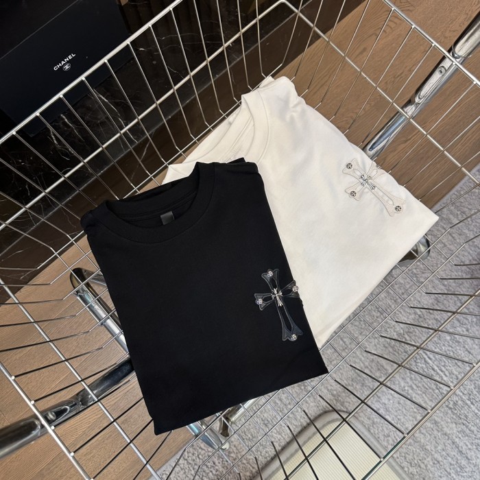 大人気 クロムハーツ 偽物通販 2024新サンスクリットレザーロゴデザイン半袖Tシャツ2色