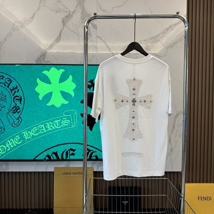 大人気 クロムハーツ 偽物通販 2024新サンスクリットレザーロゴデザイン半袖Tシャツ2色