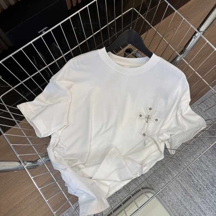 大人気 クロムハーツ 偽物通販 2024新サンスクリットレザーロゴデザイン半袖Tシャツ2色