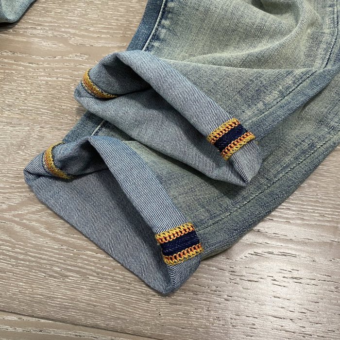 日本未入荷 クロムハーツ n級品 旧十字架金属ロゴ水洗ミニストレートジーンズ