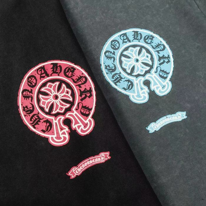 【話題商品！】クロムハーツ 激安偽物 馬蹄サンスクリットプリントひび割れ半袖Tシャツ