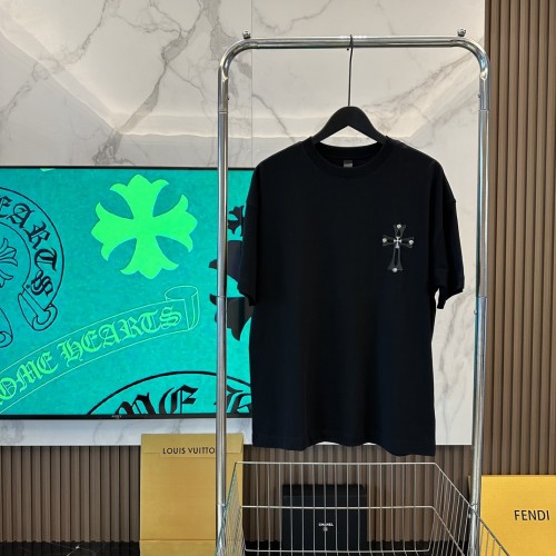 大人気 クロムハーツ 偽物通販 2024新サンスクリットレザーロゴデザイン半袖Tシャツ2色