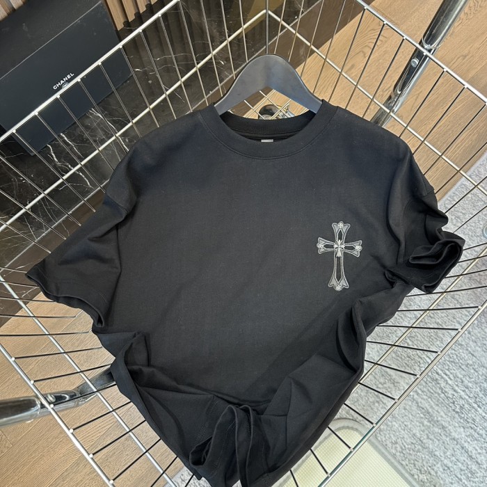 大人気 クロムハーツ 偽物通販 2024新サンスクリットレザーロゴデザイン半袖Tシャツ2色