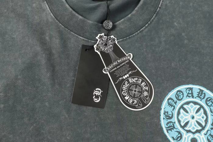 【話題商品！】クロムハーツ 激安偽物 馬蹄サンスクリットプリントひび割れ半袖Tシャツ