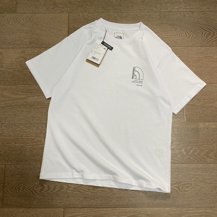 ★超人気 ザノースフェイス コピーお すすめ透かし彫り縦ロゴ丸首半袖Tシャツ2色