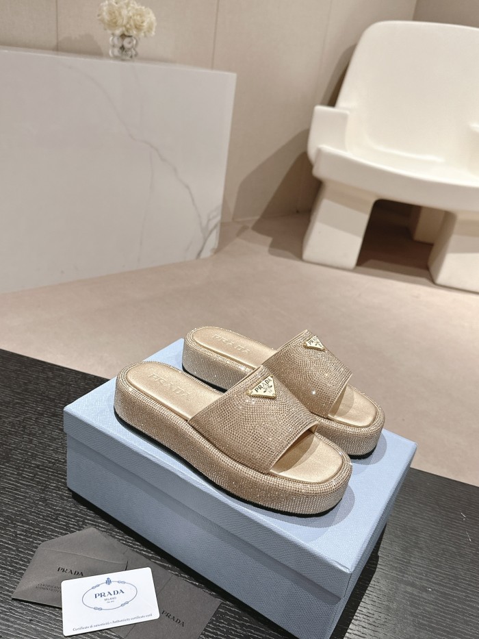 稀少 プラダ コピーおすすめ 2024新トリコロール三角ヒール角ミューラースリッパ