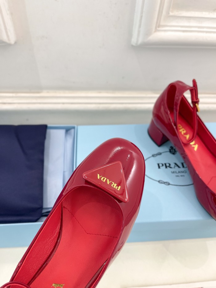 超奇跡の入荷☆ プラダ 激安通販 走秀モデル春先の新型太ヒール三角標中空サンダル