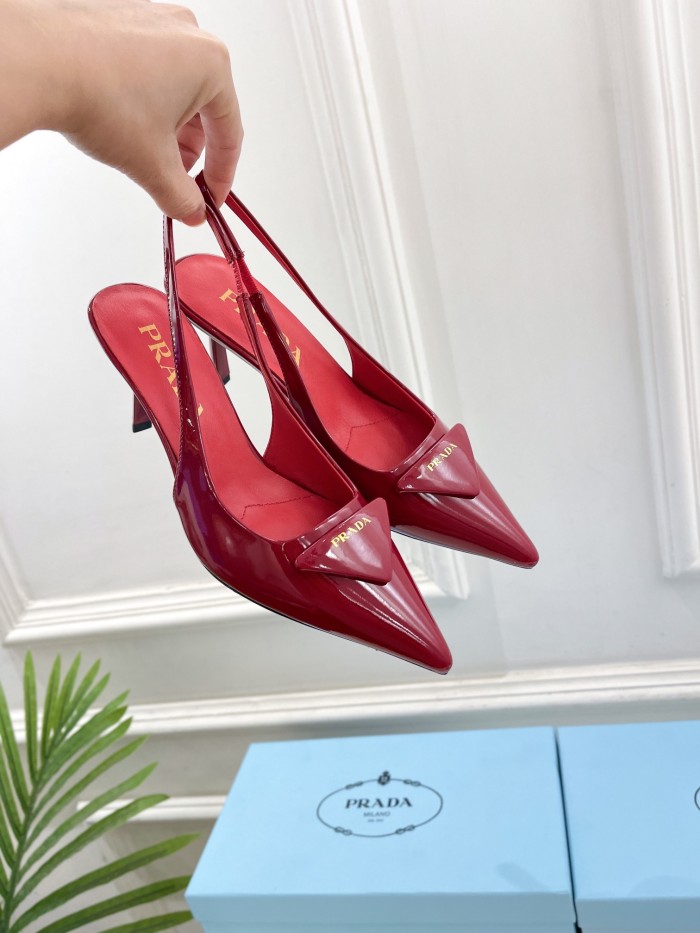 稀少 プラダ コピー ランニングモデルの尖ったサンダルシリーズ