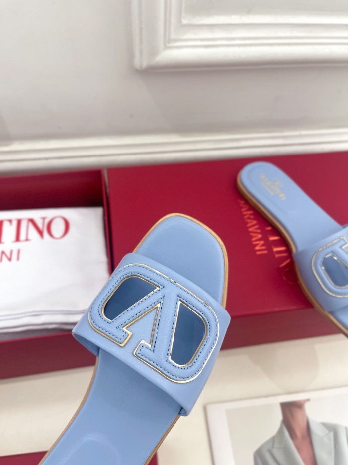 ★超人気 ヴァレンティノ スーパーコピー 24 SS春夏新作大Vボタン透かしスリッパ