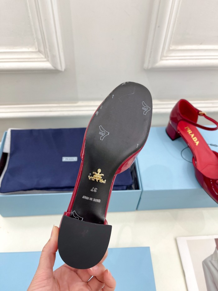 【話題商品！】プラダ 激安偽物 走秀モデル春先の新型太ヒール三角標中空サンダル