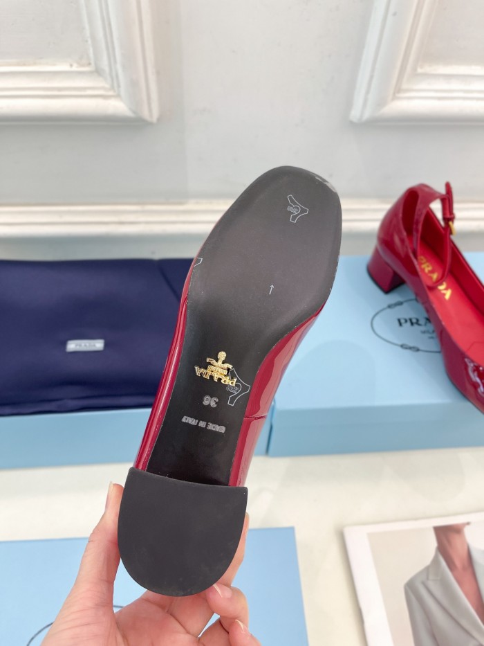 超奇跡の入荷☆ プラダ 激安通販 走秀モデル春先の新型太ヒール三角標中空サンダル
