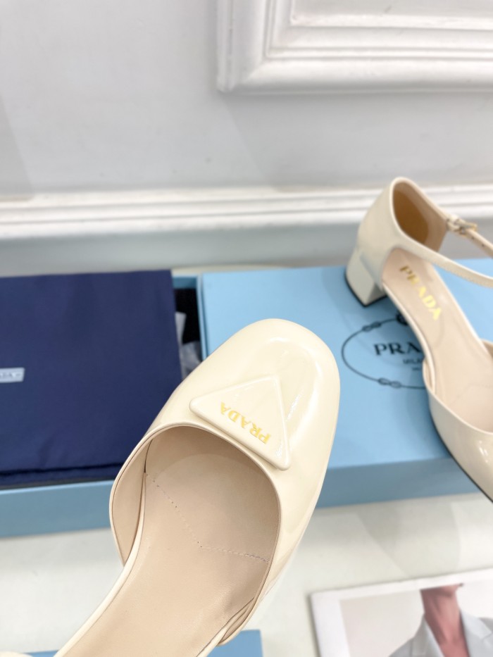 日本未入荷 プラダ n級品 走秀モデル春先の新型太ヒール三角標中空サンダル