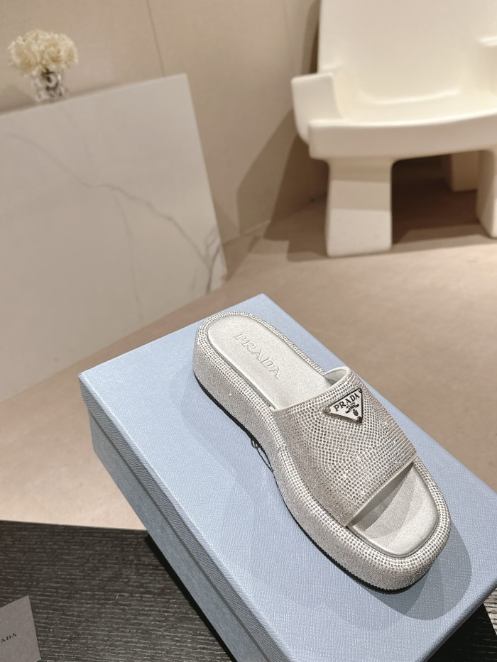 【限定】プラダ 偽物通販 2024新トリコロール三角ヒール角ミューラースリッパ