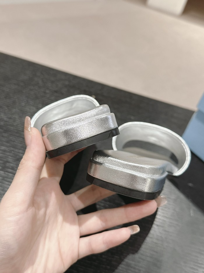超奇跡の入荷☆ プラダ 激安偽物 2024新トリコロール三角ヒール角ミューラースリッパ