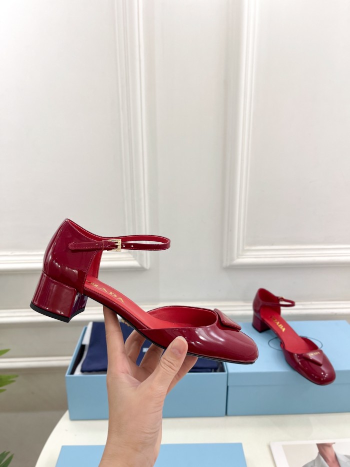 【話題商品！】プラダ 激安偽物 走秀モデル春先の新型太ヒール三角標中空サンダル