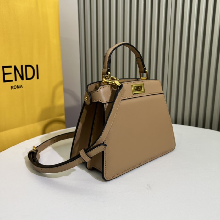 大人気 フェンディ コピー Fendiの最新子猫バッグ