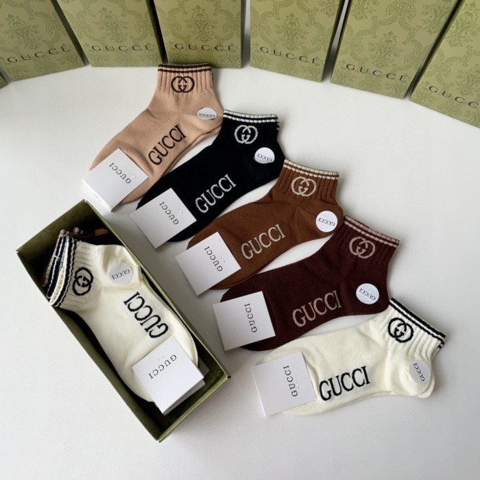 【話題商品！】グッチ コピー の新定番中短タイプスタッズソックス