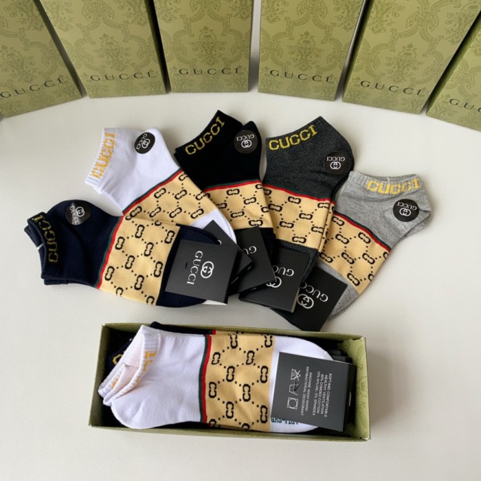 日本未入荷 グッチ 激安通販 の新定番中短タイプスタッズソックス