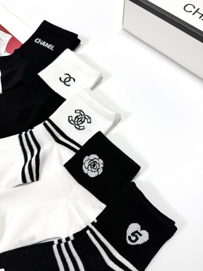 日本未入荷 シャネル n級品 クラシックアルファベットロゴメッシュショートソックス